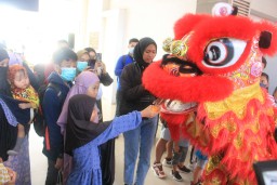 Prlanggan di Stasiun Gubeng Dihibur dan Disapa Atraksi Barongsai