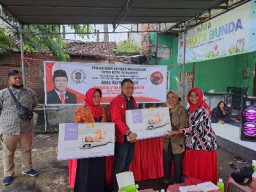 Anas Karno Bagikan Timbangan Bayi ke Posyandu guna Cegah Bayi Stunting