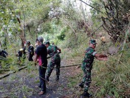 Babinsa Koramil Tambak Bergotong Royong Bersama Warga