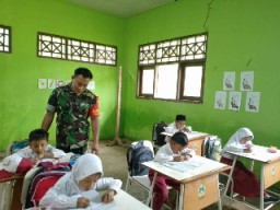 Babinsa Tambak Jadi Guru Bagi Siswa SDN 375 Gresik