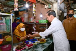 Presiden Jokowi Cek Harga Bahan Pangan di Pasar Wonokromo Surabaya