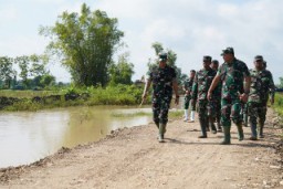 Danrem 084/BJ Meninjau Banjir yang Merendam Driyorejo Gresik