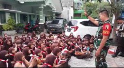 Ratusan Pelajar MI Sunan Giri Gerebek Markas Koramil 0830/02 Semampir