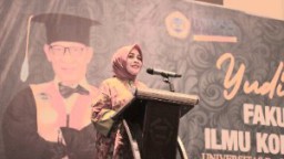 Yudisium Fikom Unitomo Dimeriahkan Dengan Gelar Pakaian Adat