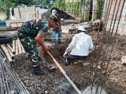 Babinsa Wringinanom Bantu Warga Bangun Rumah