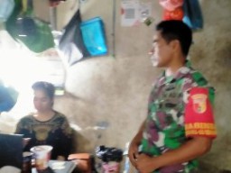 Babinsa Pegirian Cek Harga Sembako Jelang Bulan Suci Ramadhan