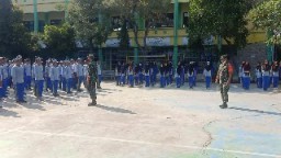 Latihan PBB 50 Siswa-Siswi SMK Yasmu Manyar Oleh 2 Orang Babinsa