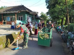 3 Orang Babinsa Pelopori Kerja Bakti Pembersihan Lingkungan Desa