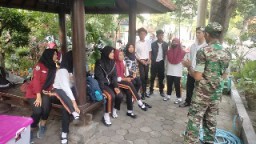 Babinsa Manyar Beri Pembinaan Mental Pelajar Cetak Generasi Disiplin
