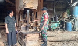 Pengrajin Kayi Menjadi Sasaran Komsos Babinsa Ujungpangkah