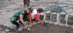 Babinsa Bantu Pavingisasi Halaman Sekolah