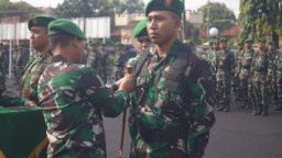 Dandim 0830/Surabaya Utara Pimpin Upacara Kenaikan Pangkat