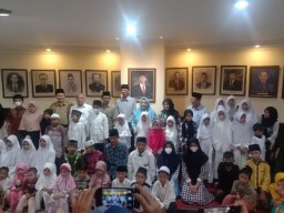 DPRD Kota Surabaya Santuni 100 Anak Yatim Piatu