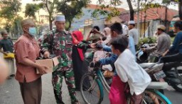 Babinsa Ampel Bersama Warga Bagikan Takjil