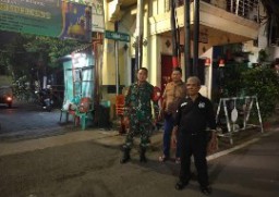 Babinsa Sidotopo Patroli Malam Pastikan Wilayah Binaan Aman