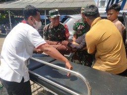 Babinsa Koramil 0817/18 Tambak Sigap Tolong Korban Kecelakaan