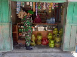 Babinsa Bungah Survei Kebutuhan Bahan Pokok ke Pedagang