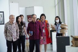 MUDIKOMVIS 25 Tahun DKV PCU Pamerkan Karya 10 Negara