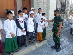 Babinsa Wonokusumo Beri Motivasi dan Semangat Santri Pondok Sunan Giri
