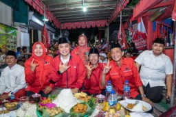 Tangis Haru Ibu ini Pecah di Pesapen saat Peresmian Posko Ganjar