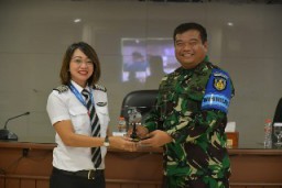 Dua Pilot TNI AL Sharing Pilot Senior Wanita Indonesia