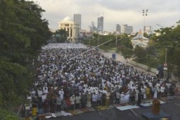 Warga Muhammadiyah Sholat Idul Adha di Tugu Pahlawan