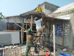 Karya Bakti Babinsa Duduk Sampeyan dalam Perbaikan Tutilahu