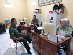 Babinsa Tambak Komsos Bersama Perangkat Desa dan Warganya