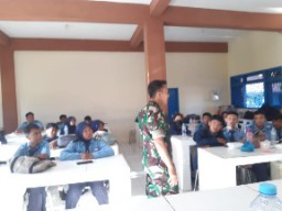Babinsa Kelurahan Perak Barat Komsos dengan OSIS SMA Hang Tuah