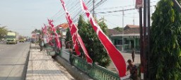Koramil 0817/11 Duduksampeyan Memasang Bendera dan Umbul-Umbul
