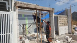 Babinsa Sidayu Bantu Pembangunan Rumah Warga Binaan