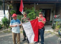 Koramil 0830/06 Benowo Bersama Tiga Pilar Bagikan Bendera Merah Putih