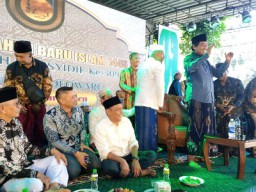 K.H. Anwar Zahid Sebut Anas Karno di Haul Sesepuh Semolowaru