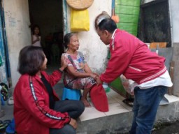 Anas Karno Ketuk Pintu Rumah Warga Demi Kenalkan Ganjar Pranowo