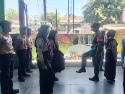 Babinsa Koramil 0830/02 Semampir Latih Paskibra Pelajar SMP