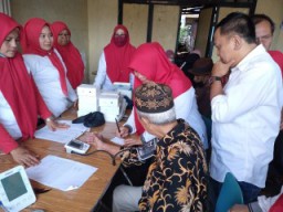 Penting, Anas Karno Bantu Alat Cek Gula Darah Posyandu Lansia