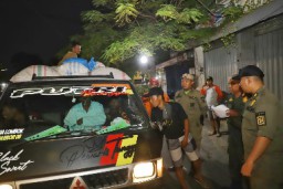 Satpol PP Kota Surabaya Halau Pedagang yang Berjualan di Trotoar