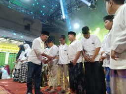Anas Karno Beri Santunan Anak Yatim Piatu Saat Ngaji Bareng Gus Miftah