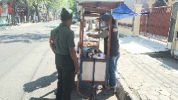 Babinsa Sertu Wasis Komsos Beri Semangat Usaha Penjual Kue Leker