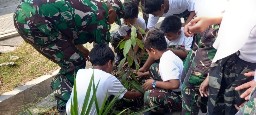 Babinsa Kebomas Masuk Sekolah Edukasi Pelajar Cinta Lingkungan