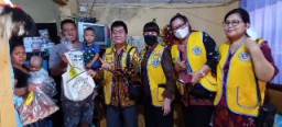 Lions Club Surabaya Sejahtera Bagikan Paket Kesehatan Bayi Stunting