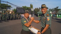 Dandim 0830/Surabaya Utara Pumpin Upacara Bendera