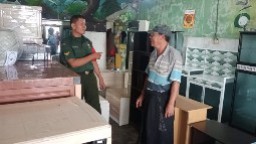 Babinsa Bungah Jalin Komsos dengan Penjual Mebel di Wilayah Binaan