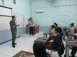 Masuk Sekolah, Babinsa Sosialisasikan Lomba Fotografi dan Karya Tulis