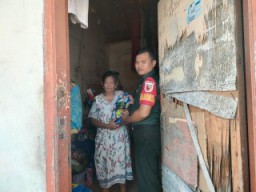 Babinsa Kelurahan Kandangan Beri Bantuan Atasi Kesulitqn Warga