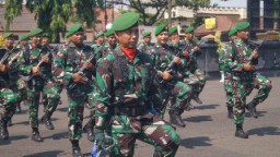 Kodim 830/Surabaya Utara Latihan Defile Pasukan Bertingkat