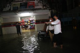 Wali Kota Eri Cahyadi Tangani Banjir hingga Tengah Malam