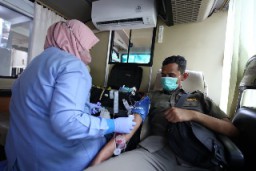 Peringati HUT ke-72, Satpol PP Kota Surabaya Gelar Bakti Sosial Donor Darah