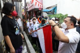Wali Kota Eri Cahyadi Bagikan Ribuan Bendera ke Warga