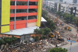 Pembongkaran Tuntas, Pemkot Surabaya Bersihkan Sisa Material Bangunan